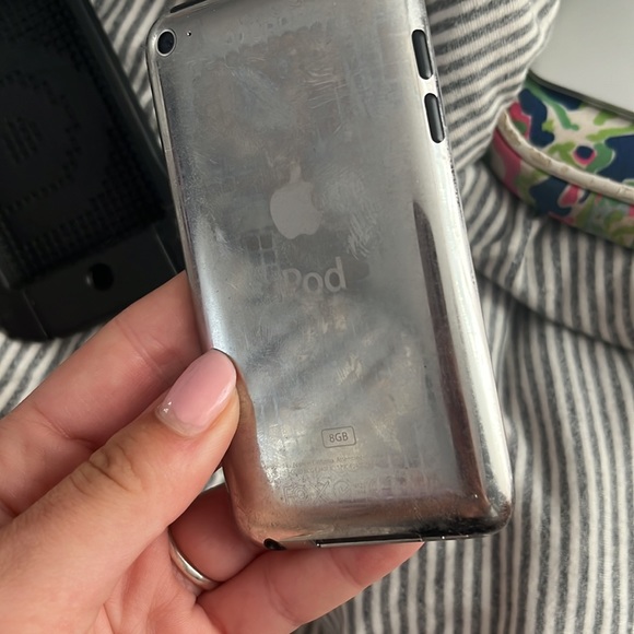 IPod Touch 8GB with Case. I believe 4th generation - Picture 3 of 4